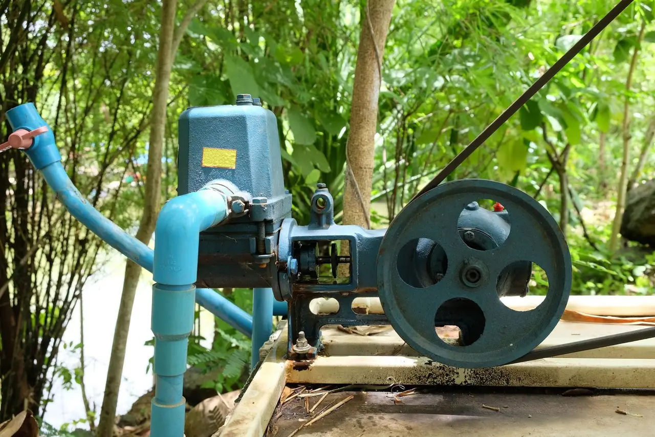 Belt-driven jet pump connected to blue supply piping at a well site